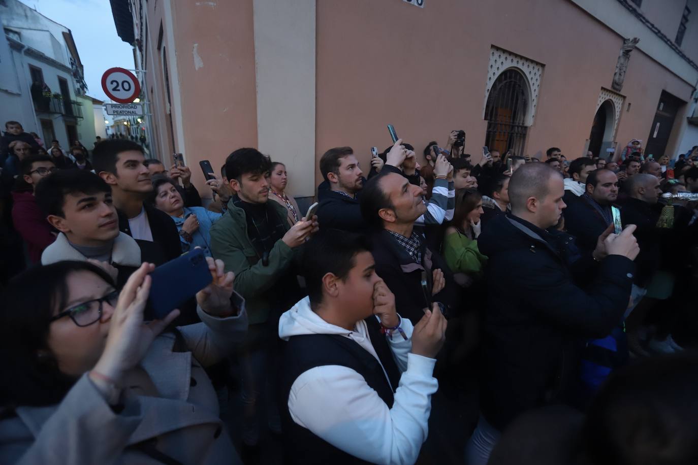La emocionante salida de la Esperanza de Córdoba hacia Santa Marina, en imágenes