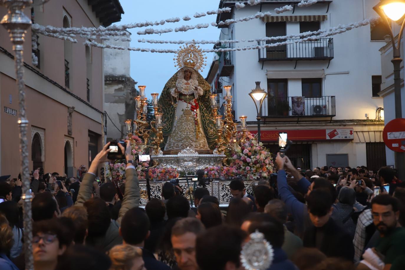 La emocionante salida de la Esperanza de Córdoba hacia Santa Marina, en imágenes