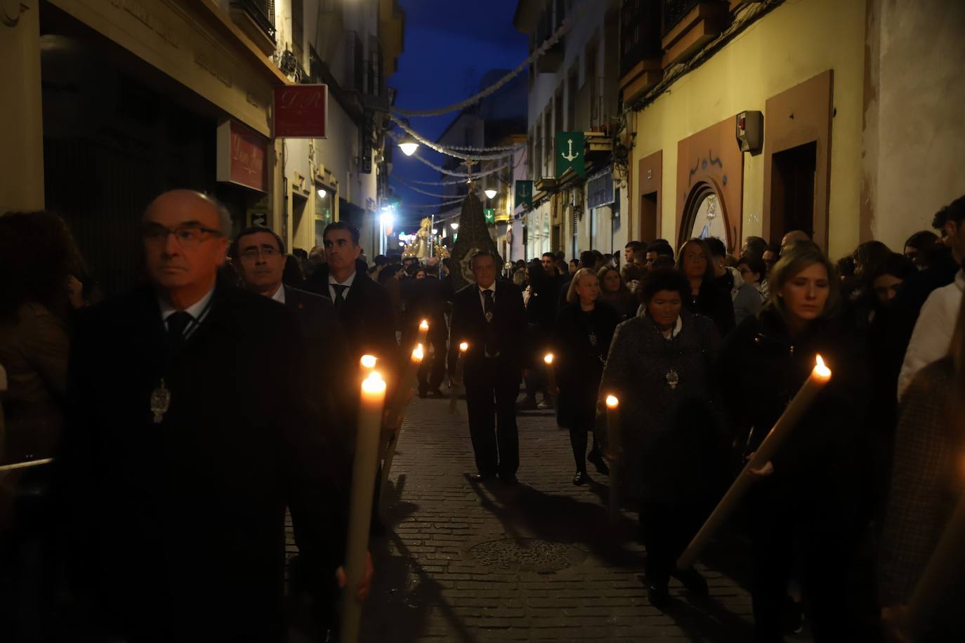 La emocionante salida de la Esperanza de Córdoba hacia Santa Marina, en imágenes