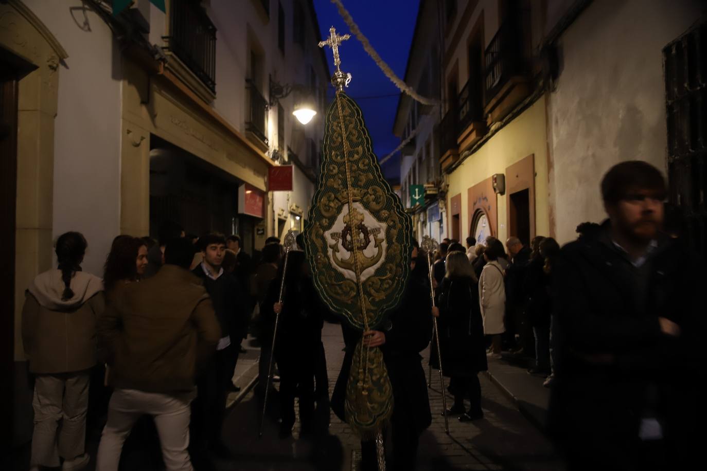 La emocionante salida de la Esperanza de Córdoba hacia Santa Marina, en imágenes