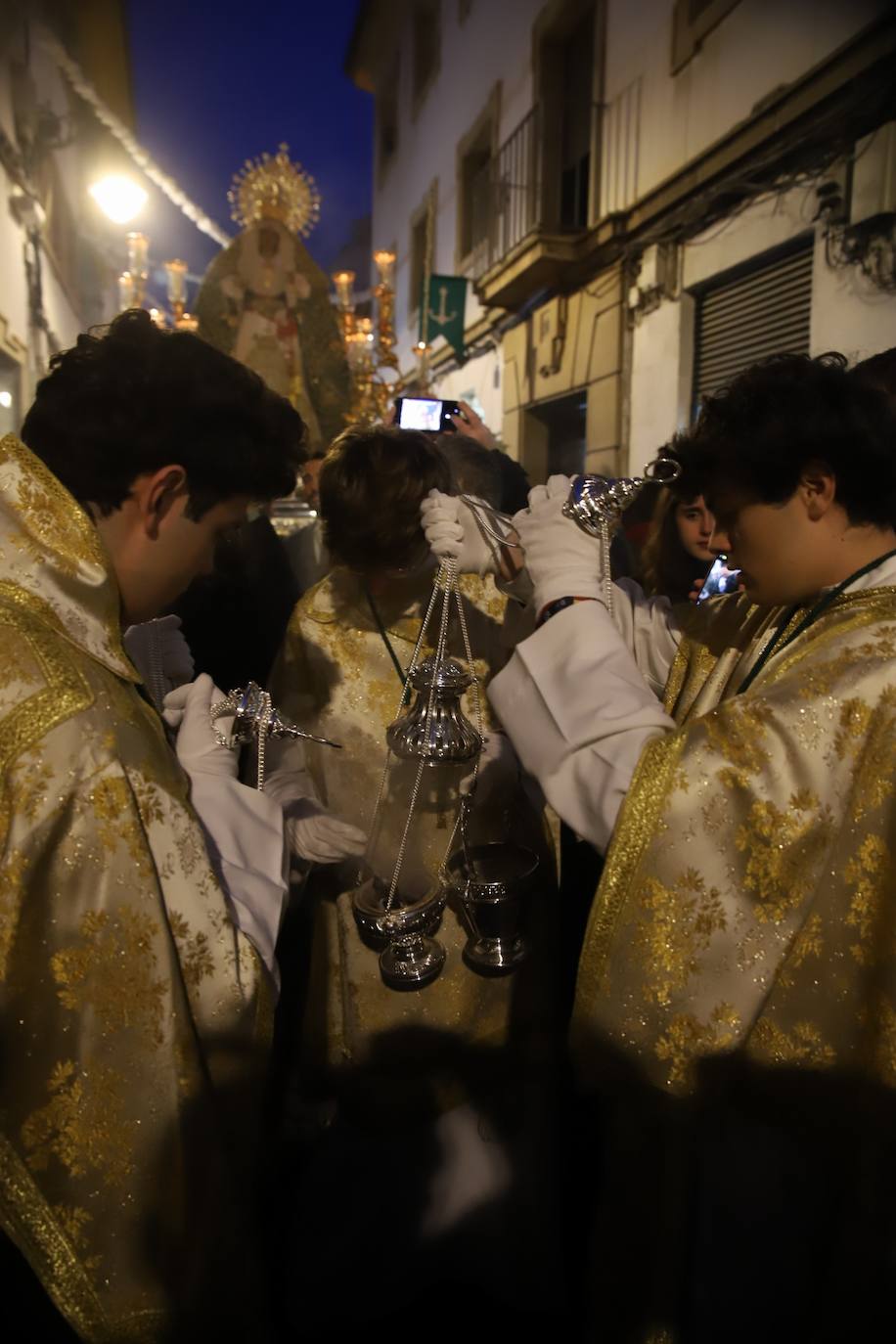 La emocionante salida de la Esperanza de Córdoba hacia Santa Marina, en imágenes