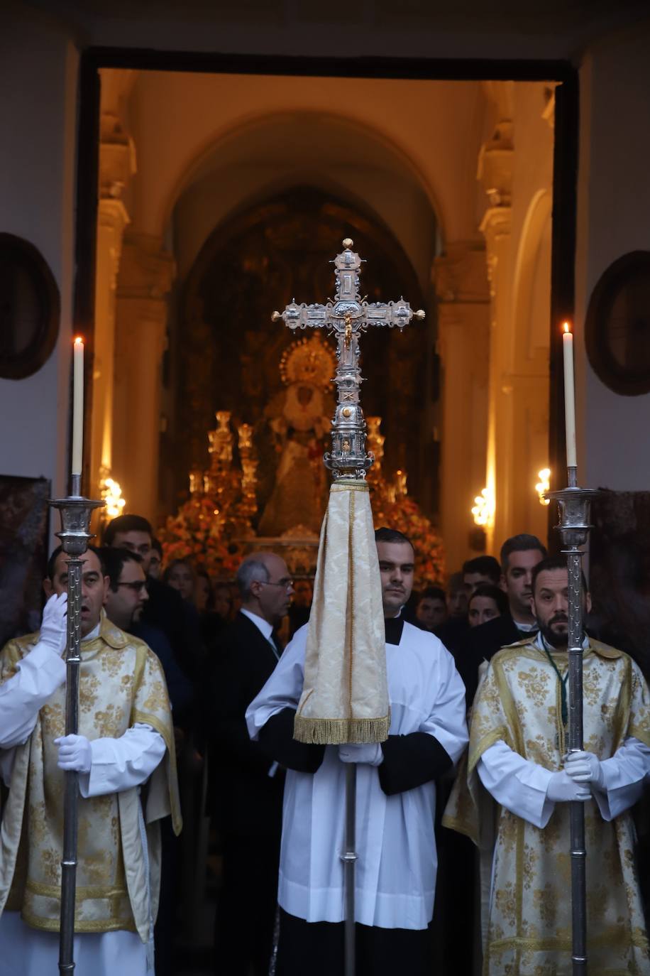 La emocionante salida de la Esperanza de Córdoba hacia Santa Marina, en imágenes