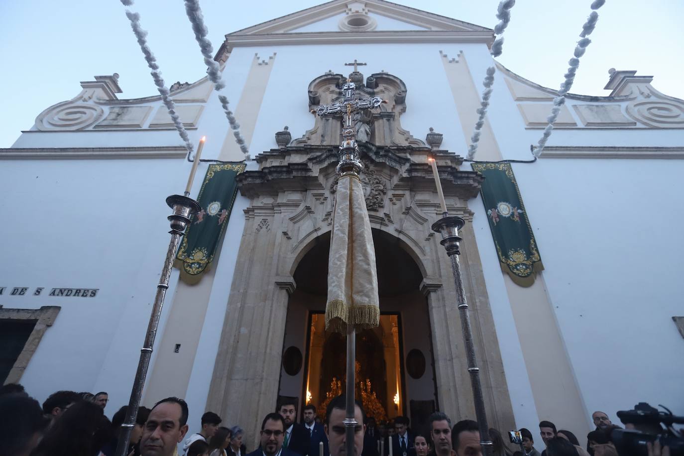 La emocionante salida de la Esperanza de Córdoba hacia Santa Marina, en imágenes