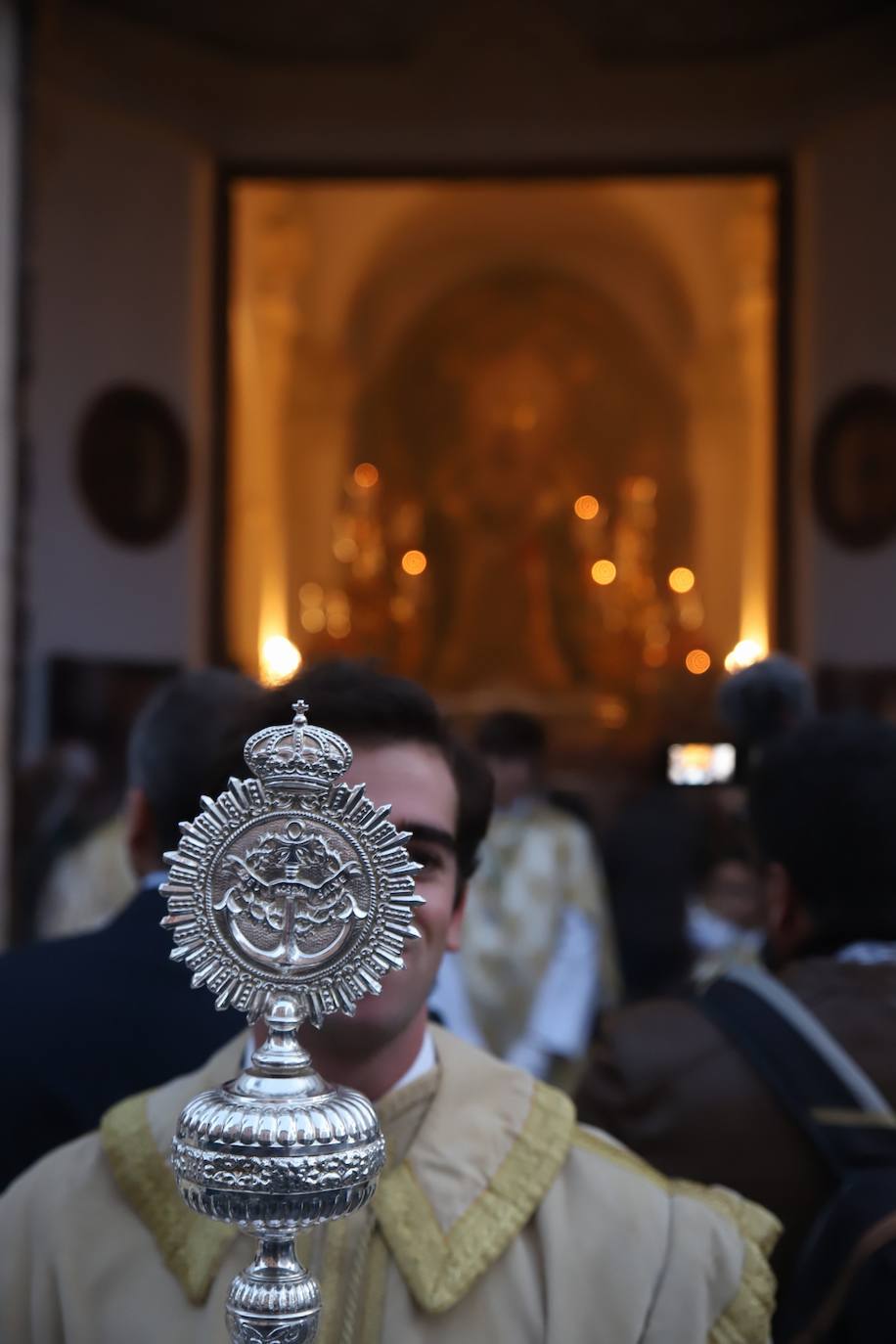 La emocionante salida de la Esperanza de Córdoba hacia Santa Marina, en imágenes