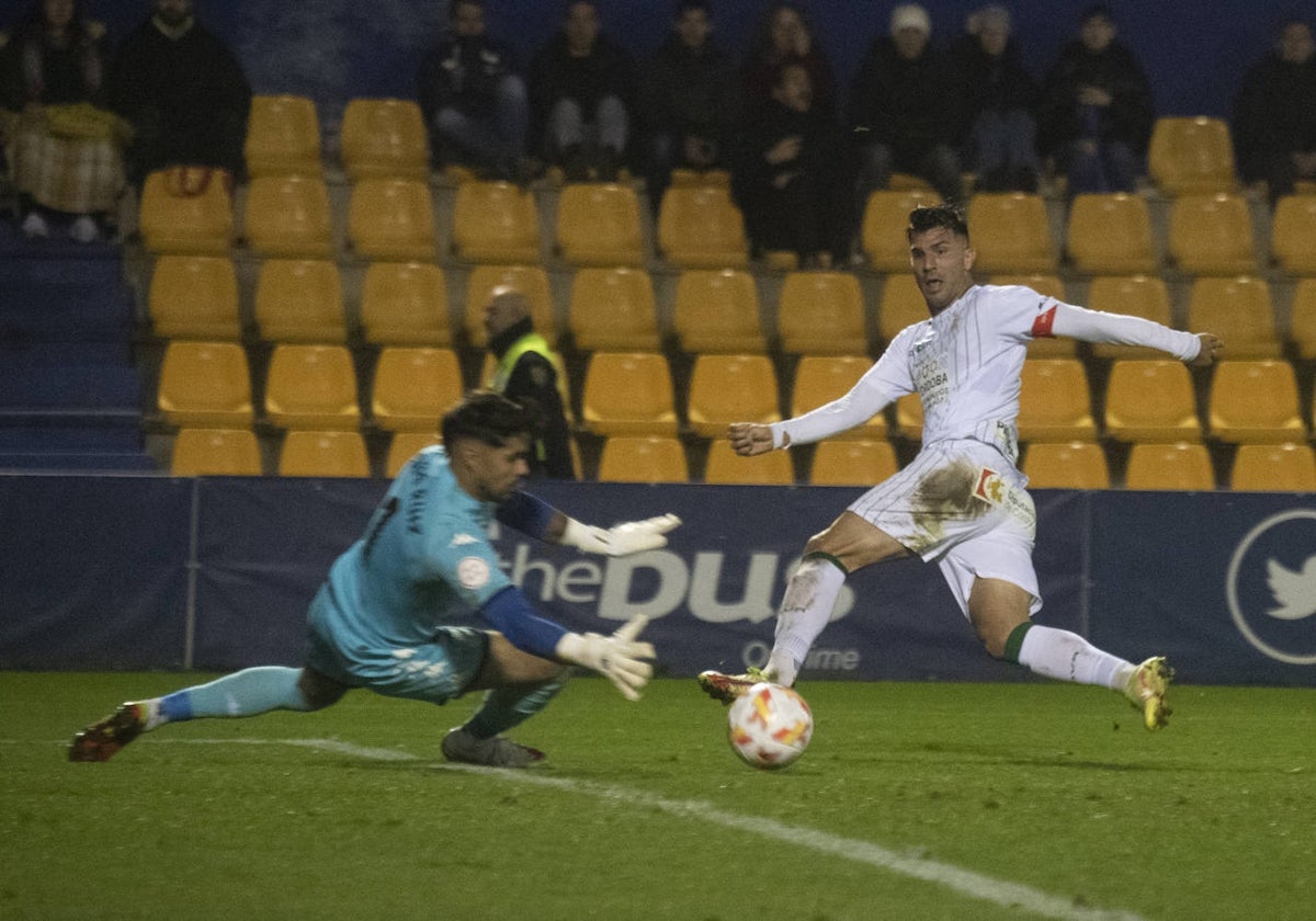 Willy lanza a portería ante Jesús Ruiz en el Córdoba-Alcorcón