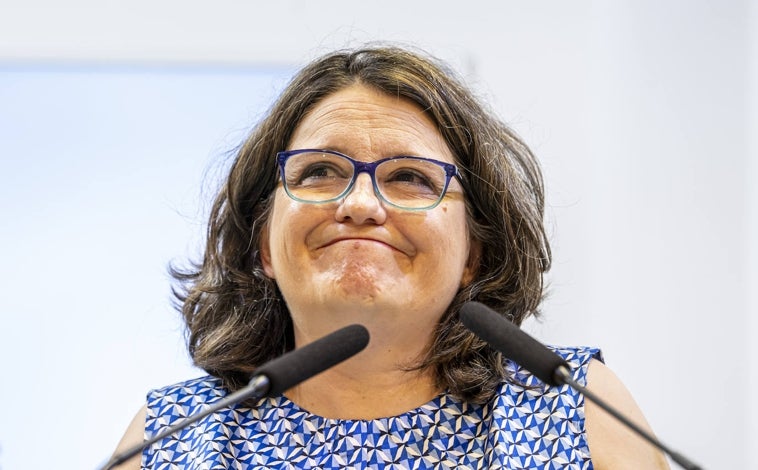 Imagen principal - Mónica Oltra, durante la comparecencia en la que anunció su dimisión en junio (arriba); con Ximo Puig en mayo (izquierda); y durante un acto de Compromís días después de ser imputada (derecha)