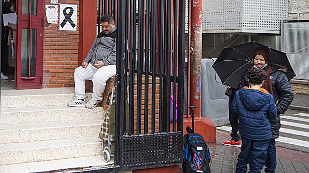 Los padres esperan la salida del colegio de sus hijos