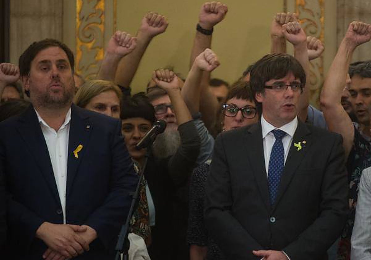Junqueras y Puigdemont, en plena proclamación de la 'República Catalana', la fallida declaración de independencia de octubre de 2017