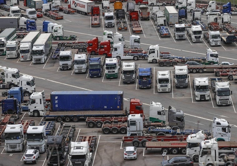 Los transportistas vascos amenazan con dejar los camiones en el parking si se eliminan los descuentos de combustible