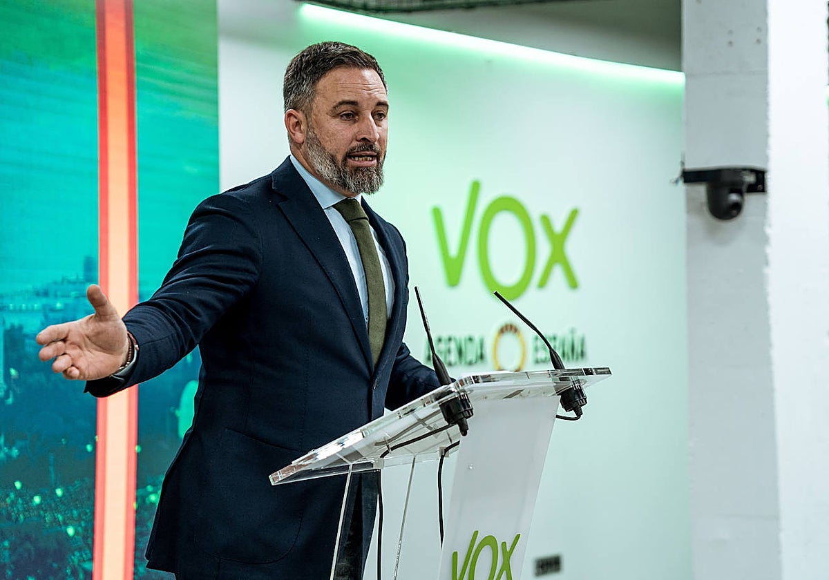 El líder de Vox, Santiago Abascal, este lunes, en rueda de prensa