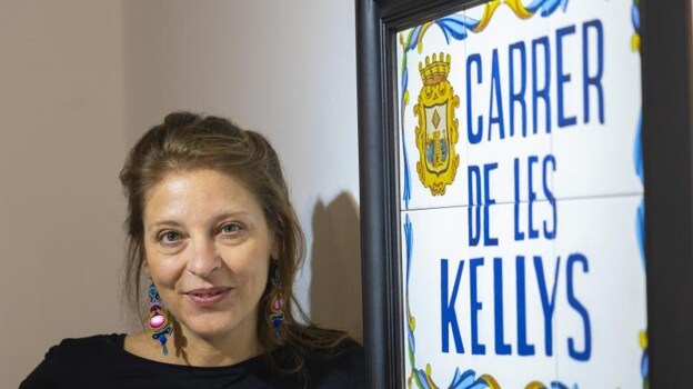 La artista Laura Marte, juto a la placa de la calle de las Kellys.