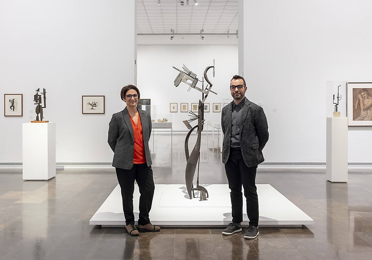 Imagen de la directora del IVAM, Nuria Enguita, y el secretario autonómico de Cultura, Ximo López