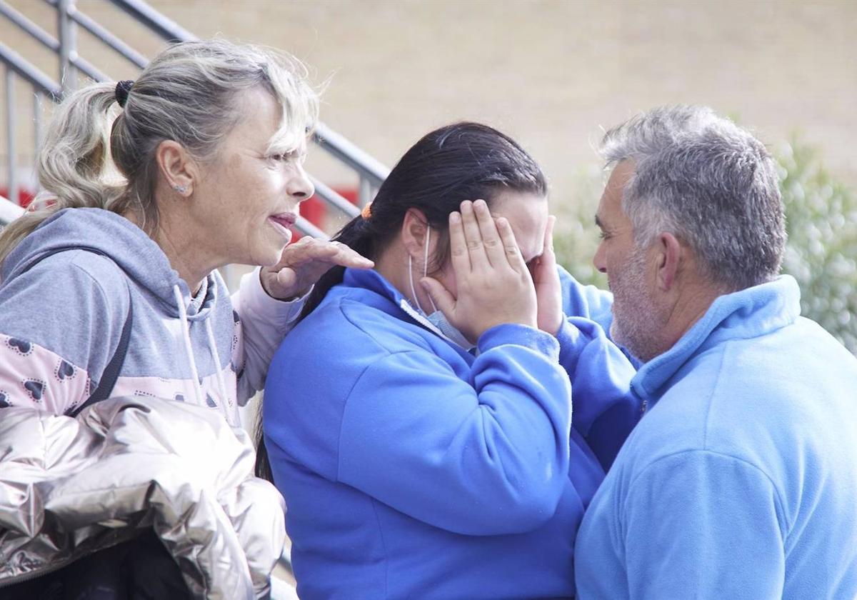 Los familiares del menor, desolados a las puertas del hospital el pasado jueves