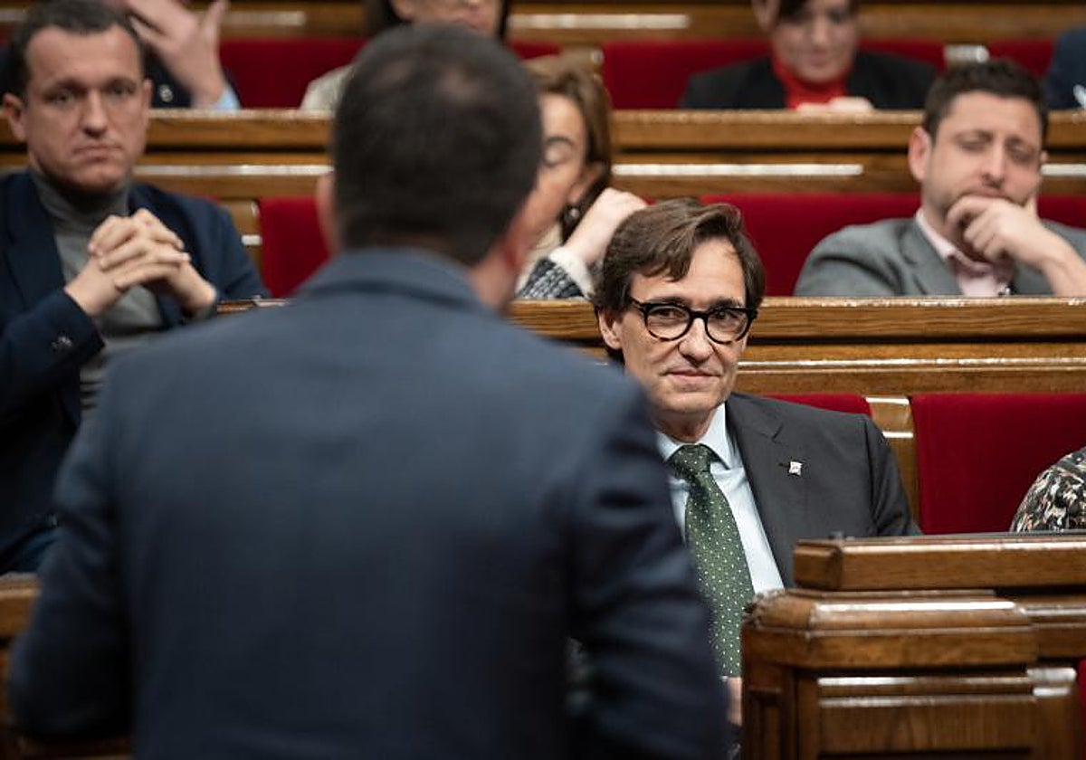Illa escucha a Aragonès, de espaldas, en el Parlament