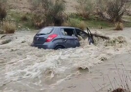 Las lluvias torrenciales arrastran un coche 200 metros en Ogíjares