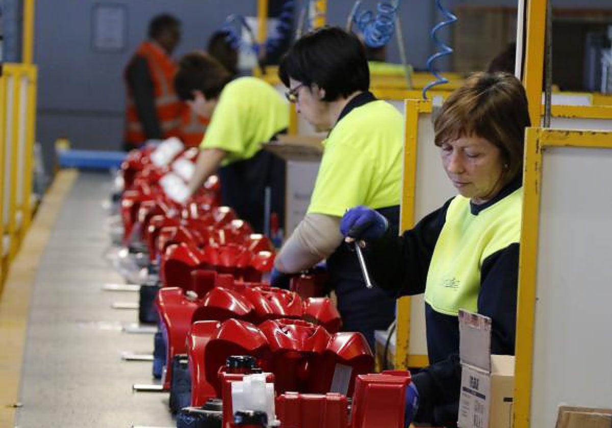 Empresarios del plástico alertan de subidas de precios al consumidor al ser España el único país de la UE que le aplica un impuesto