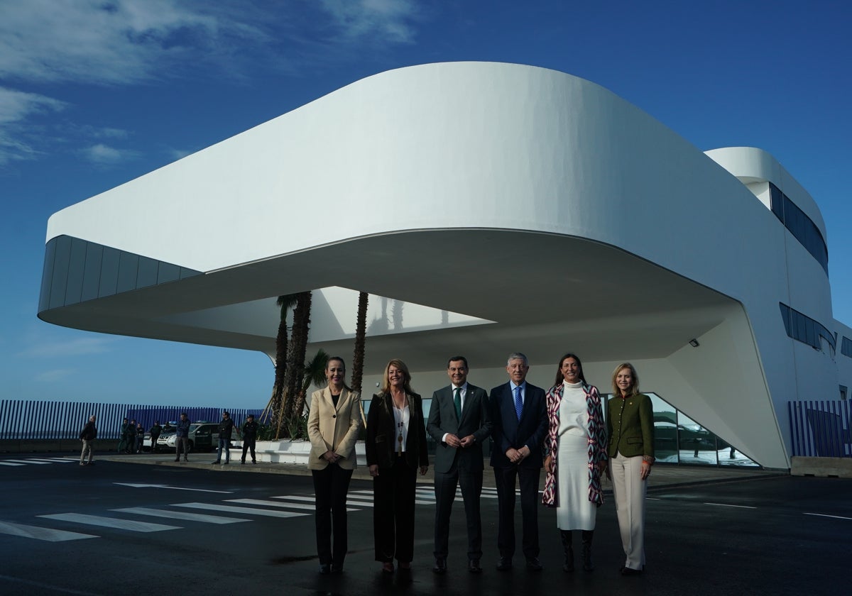El presidente de la Junta de Andalucía acude a la inauguración del Muelle Sur del Puerto de Huelva