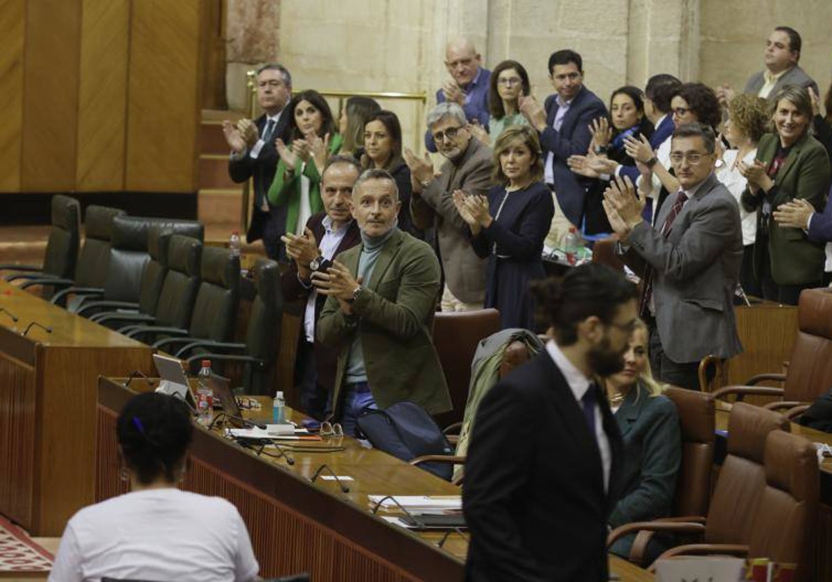 La bancada socialista aplaude durante la sesión del Parlamento de este miércoles