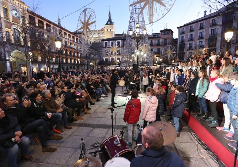 Los alumnos de la Escuela de Música 'Diego Ortiz' inauguran el belén de la plaza de Zocodover