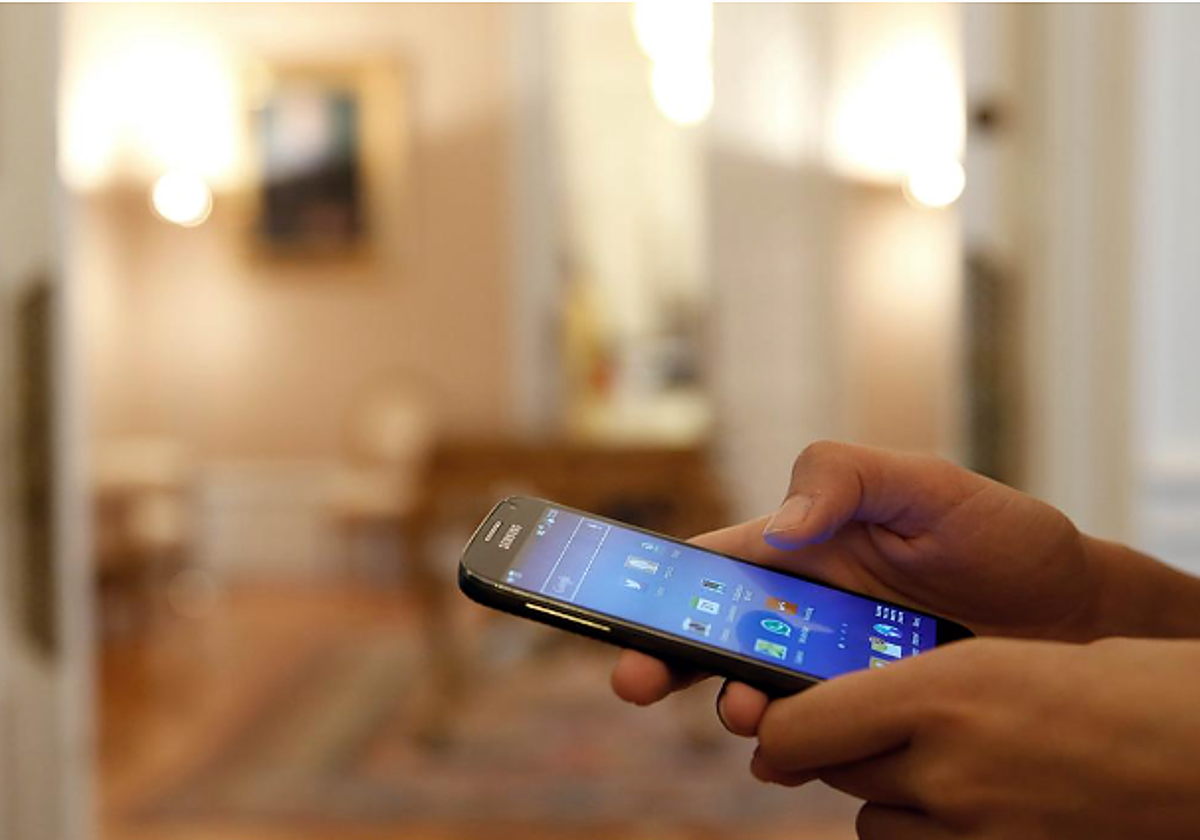 Imagen de archivo de un usuario de teléfono móvil