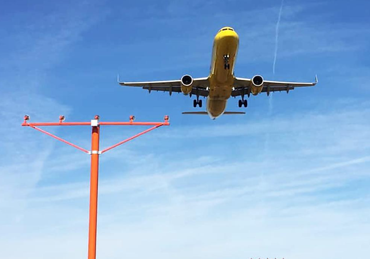 Un avión en su despegue en foto de archivo