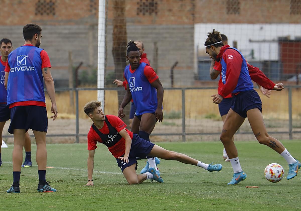 El extremo del Córdoba Simo Bouzaidi, en el suelo