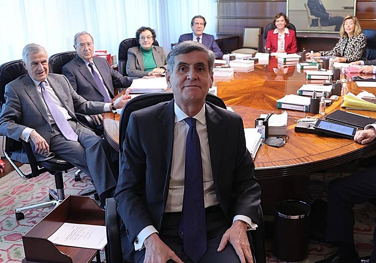 El Constitucional aplaza al lunes su decisión sobre el plan de Sánchez para asaltar la Justicia