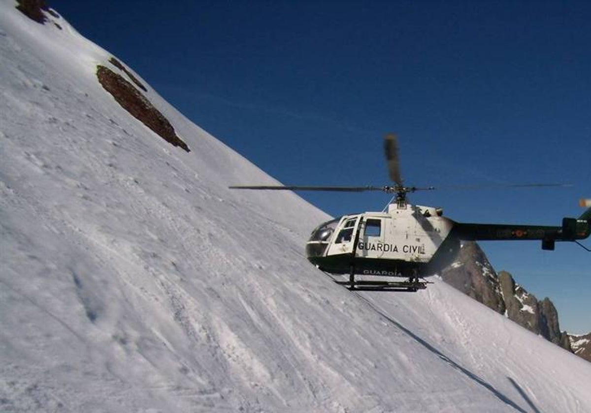 Imagen de archivo de un helicóptero de la Guardia Civil en Sierra Nevada