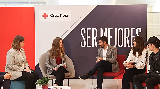 La Princesa Leonor, junto a los voluntarios de Cruz Roja Española