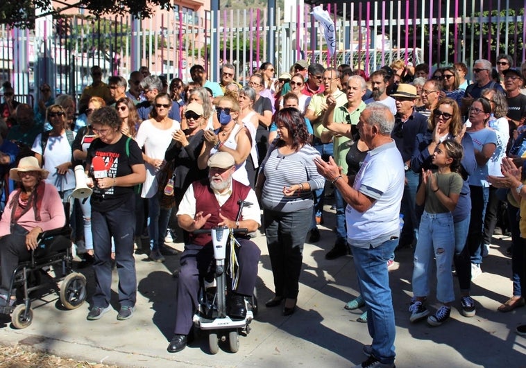 Afectados del volcán de La Palma tocan en la puerta del Parlamento canario