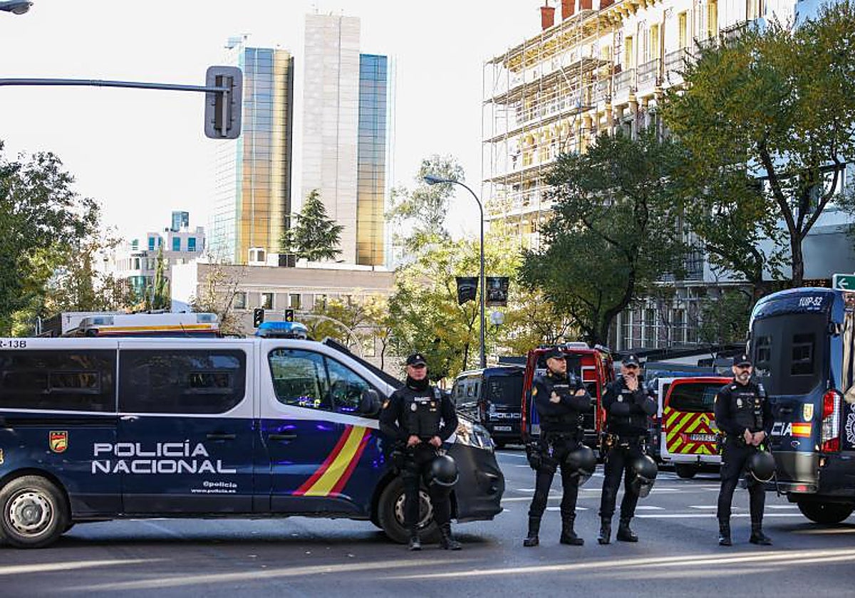 Despliegue policial en la embajada de EE.UU. en Madrid tras recibir una carta bomba