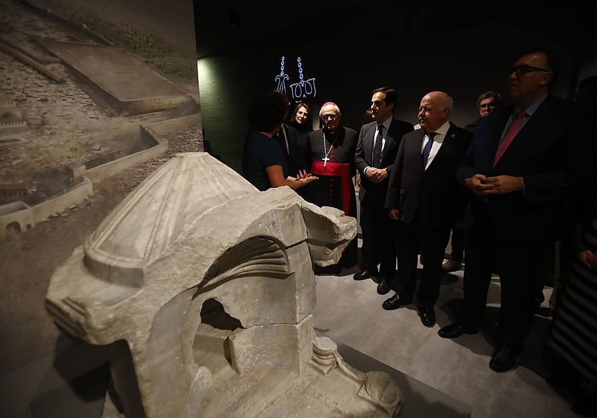 Las autoridades ante el modelo del Santo Sepulcro