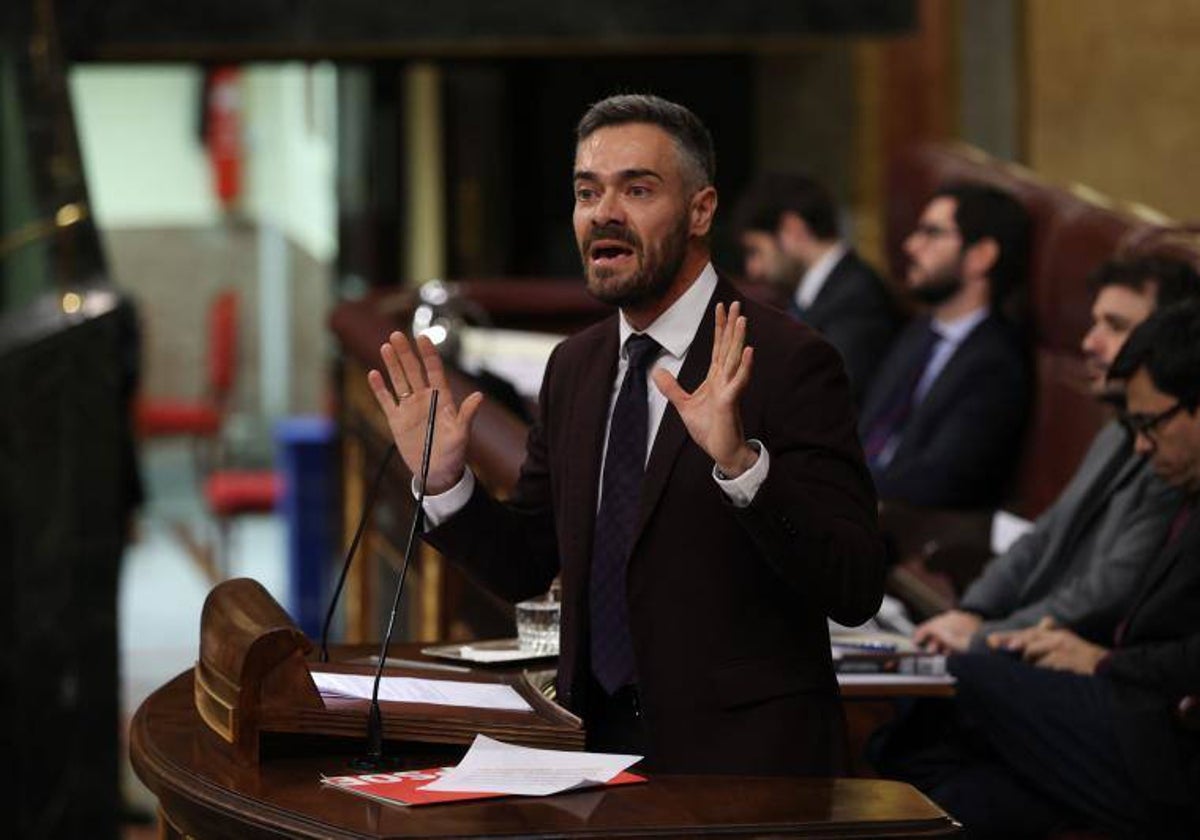 El diputado socialista, Felipe Sicilia, durante su intervención en la tribuna del Congreso de los Diputados este jueves