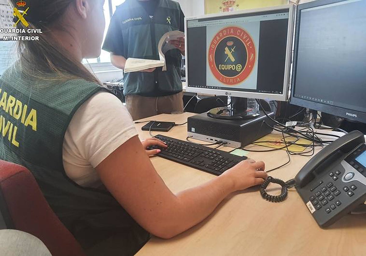 Imagen de archivo de una agente del Equipo @ de la Guardia Civil