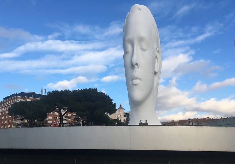 La escultura 'Julia', del artista Jaume Plensa, continuará el próximo año en la plaza de Colón