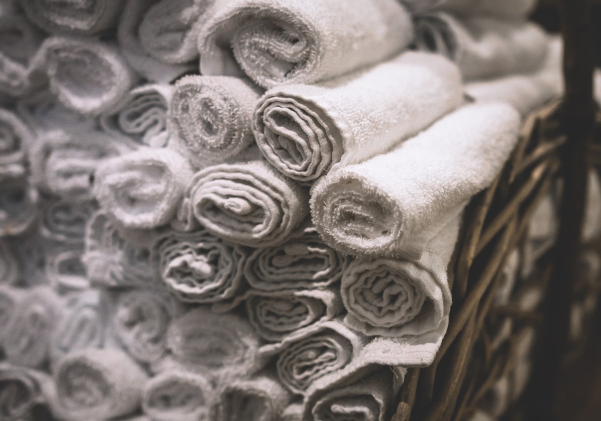 Cómo doblar toallas para ahorrar espacio y con un toque de hotel de lujo
