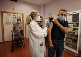 Andalucía comenzará el lunes a vacunar con la cuarta dosis a los menores de 60 años que lo pidan