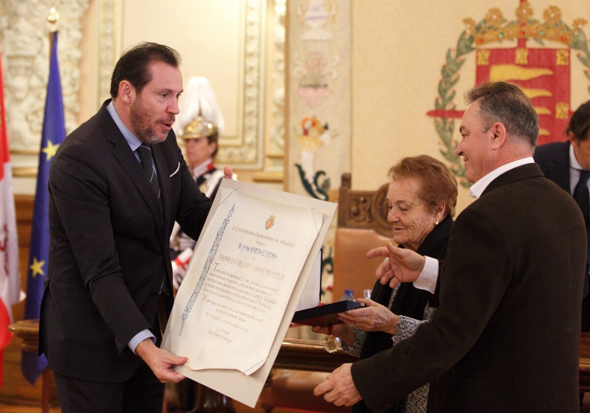 Óscar Puente entrega a la familia de José Jiménez Lozano la distinción con la Medalla de Oro de Valladolid