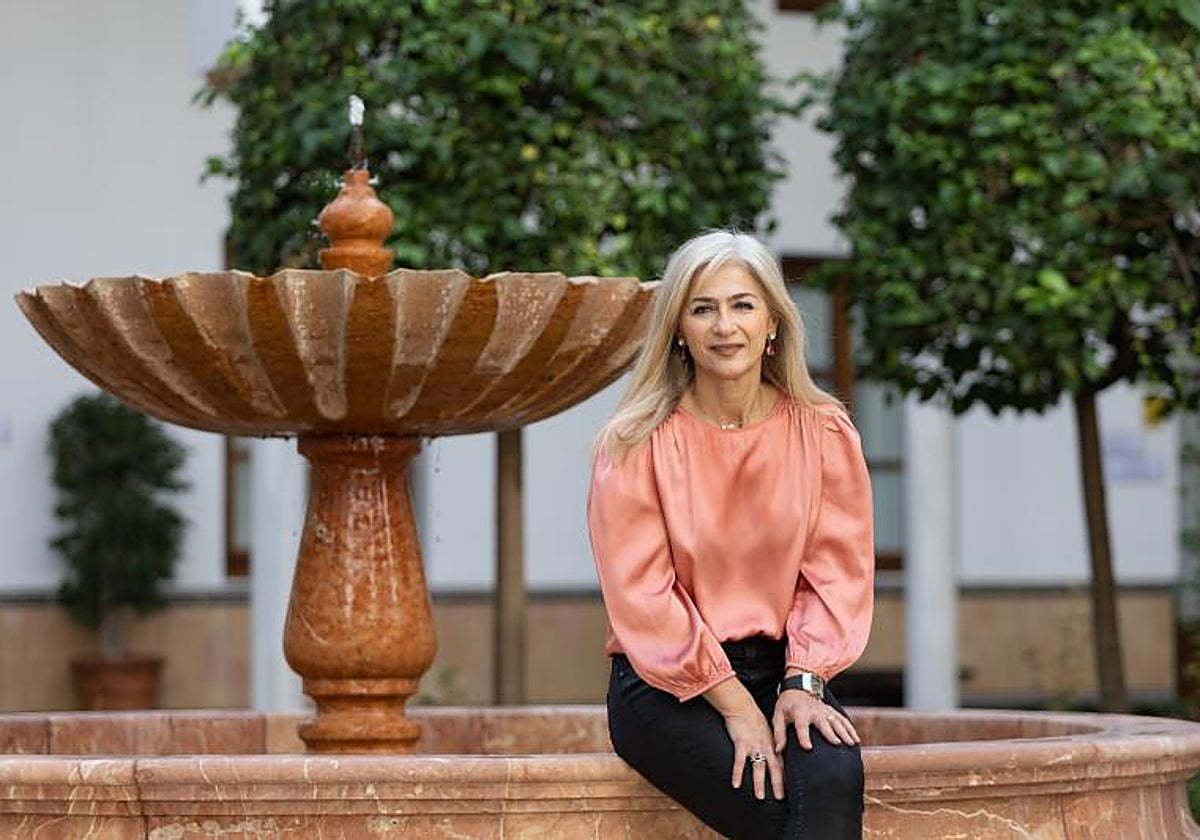 La consejera de Desarrollo Educativo, Patricia del Pozo, posa en uno de los patios del Parlamento para la entrevista con ABC