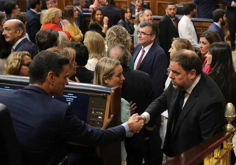 Pedro Sánchez saluda a Oriol Junqueras en el Congreso de los Diputados