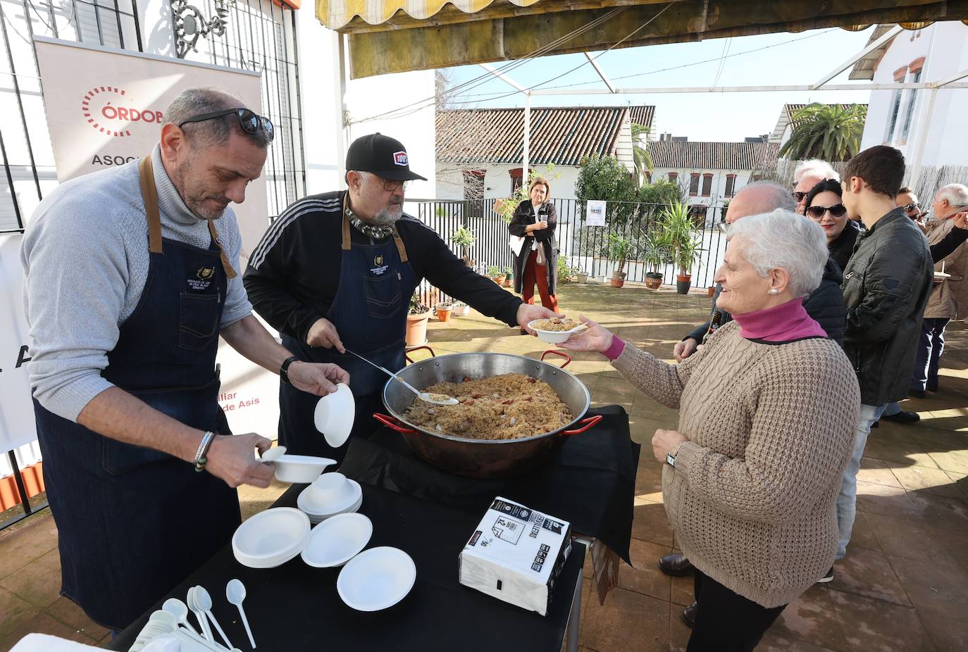 Las tradicionales migas de la Cruz Blanca de Córdoba, en imágenes