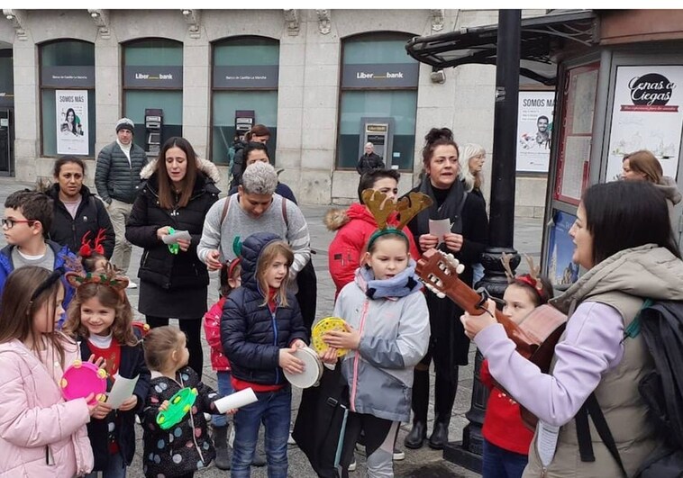 La comunidad educativa del colegio 'Medalla Milagrosa' celebra la Navidad en la calle