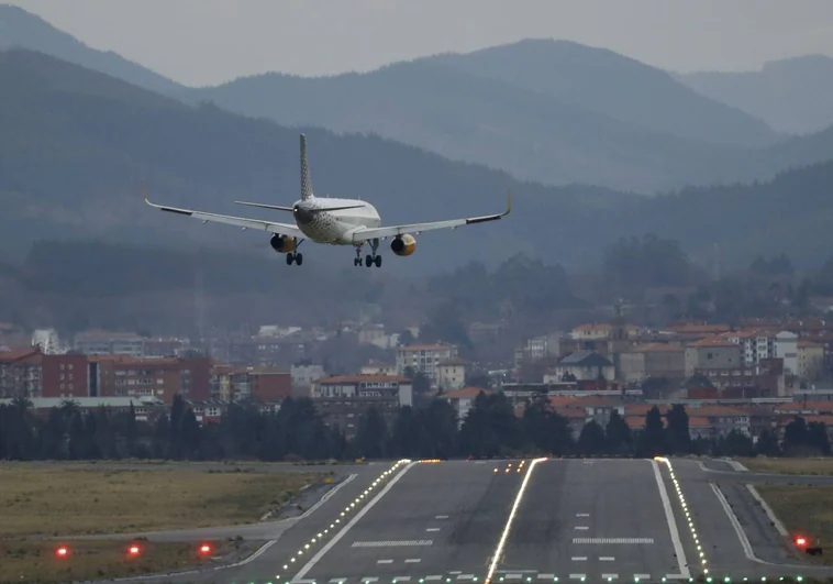El fuerte viento obliga a desviar cuatro vuelos en el aeropuerto de Bilbao