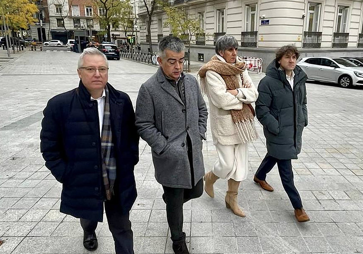 La cúpula del PSE apoya a Ana Priede en el juicio contra un etarra acusado de participar en el asesinato de su padre