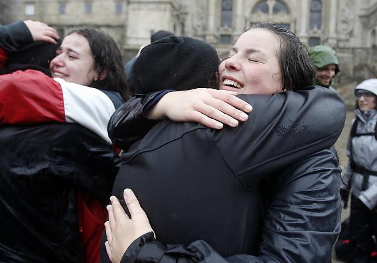 Varios jóvenes se abrazan en una imagen de archivo