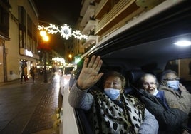 Cerca de 500 mayores cordobeses pasean en taxi por la luz de la Navidad