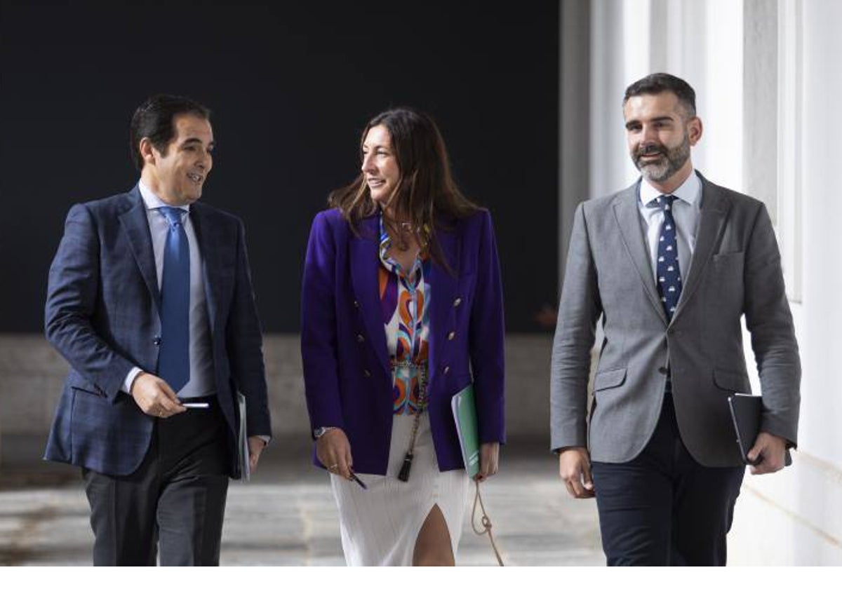 Los consejeros de Justicia, José Antonio Nieto; Loles López, de Inclusión; y Ramón Fernández-Pacheco, de Inclusión