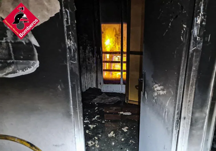 Herido tras saltar desde un segundo piso huyendo de las llamas de un incendio en Alcoy