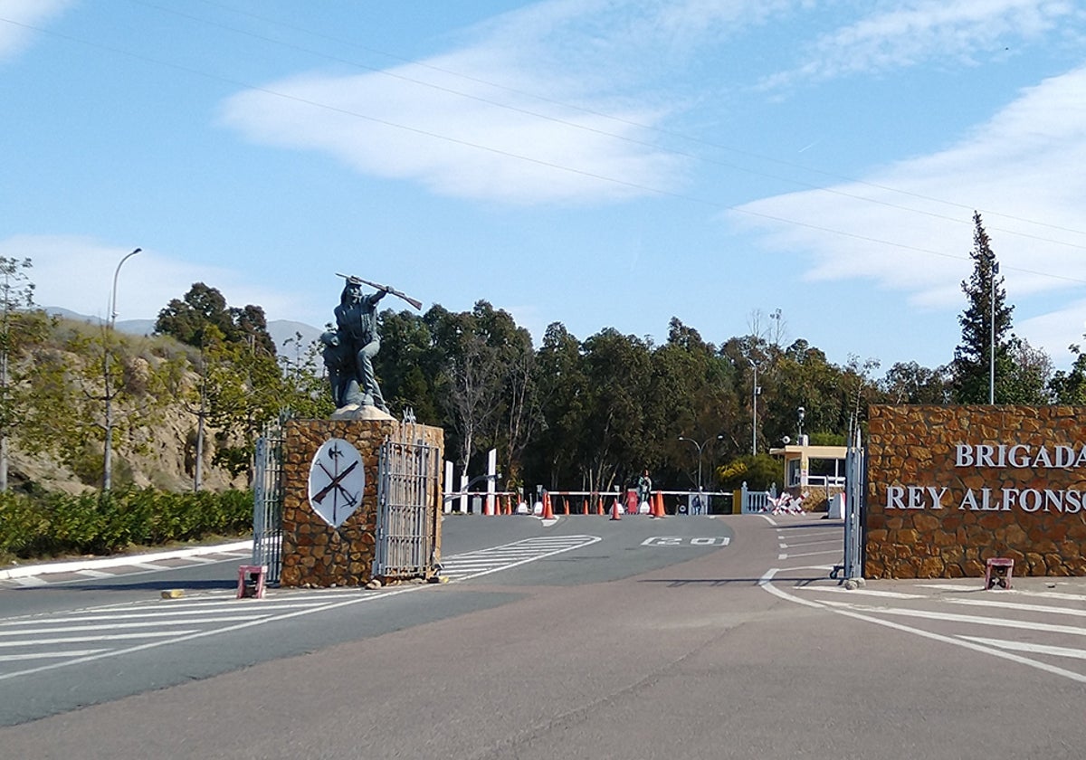 Acceso a la base militar Álvarez de Sotomayor de Viator en  Almería.