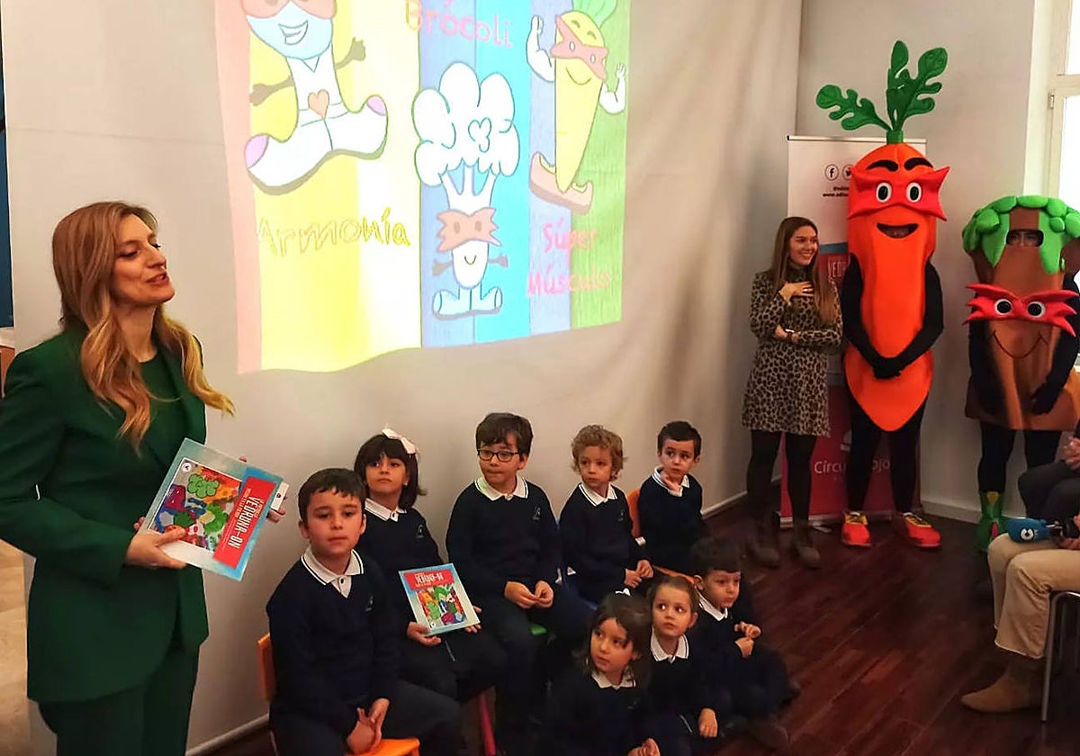 Mar Sancho, viceconsejera de Acción Cultural de la Junta, en la presentación del cuento